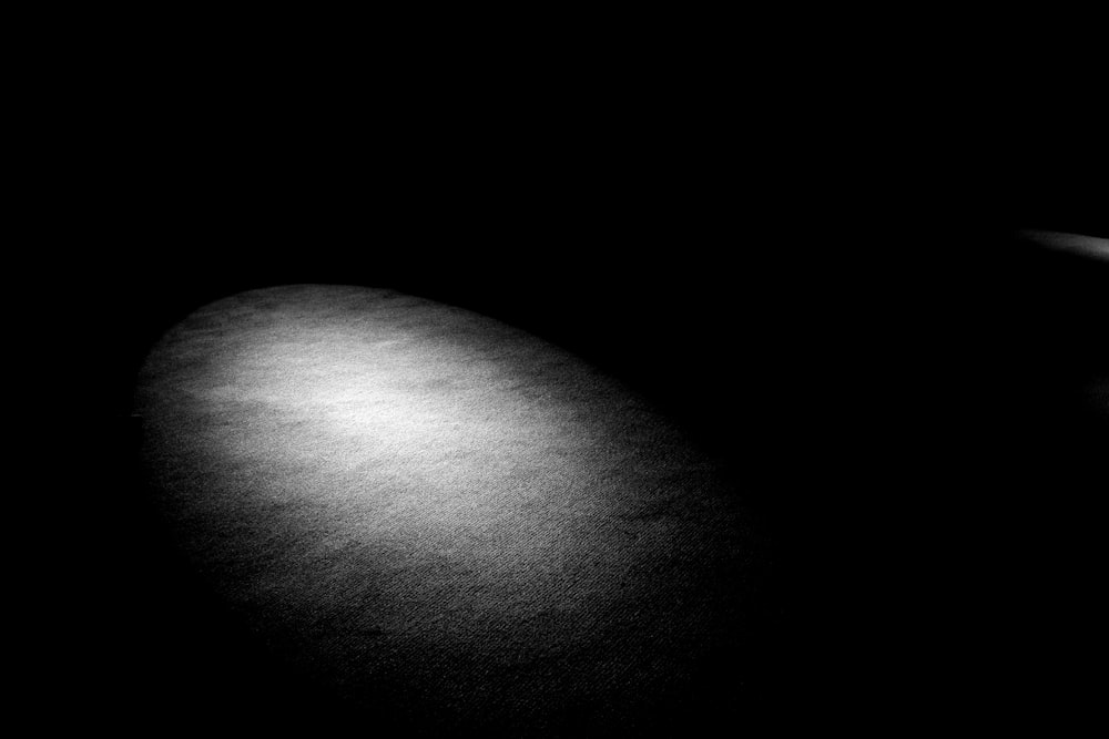 uma foto em preto e branco de uma luz no escuro