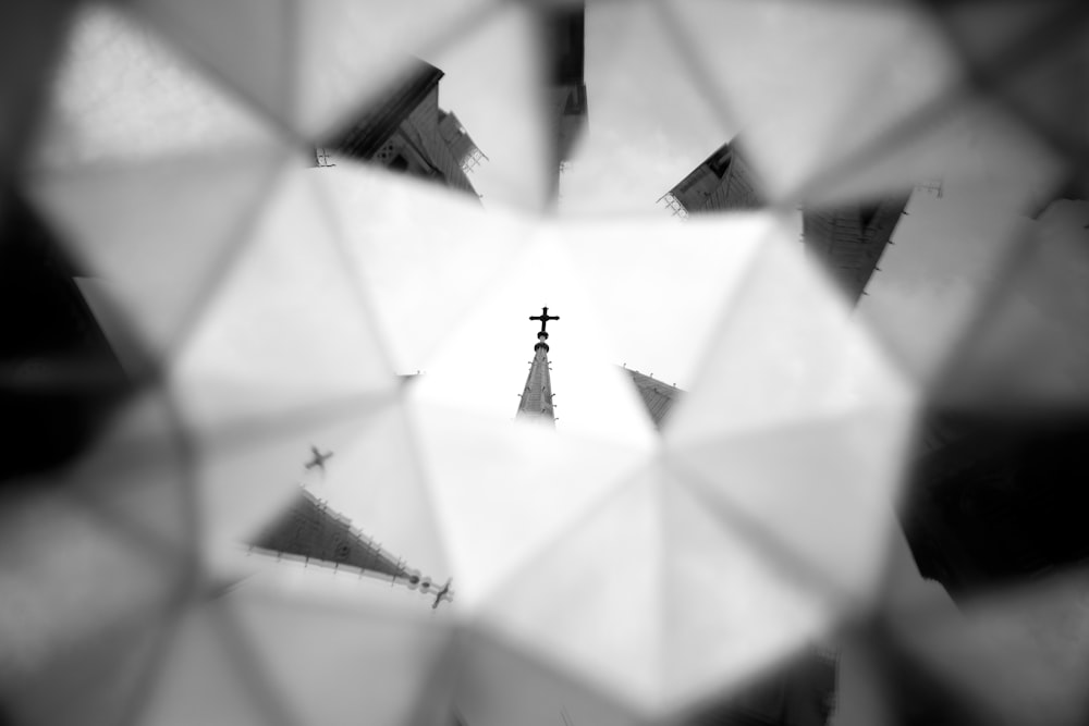 Ein Schwarz-Weiß-Foto eines Kreuzes an einem Gebäude