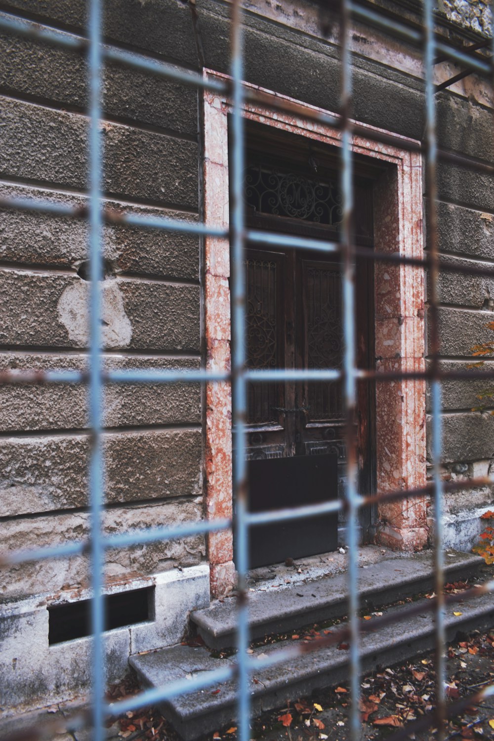 Nahaufnahme Fotografie blaues Fenstergitter