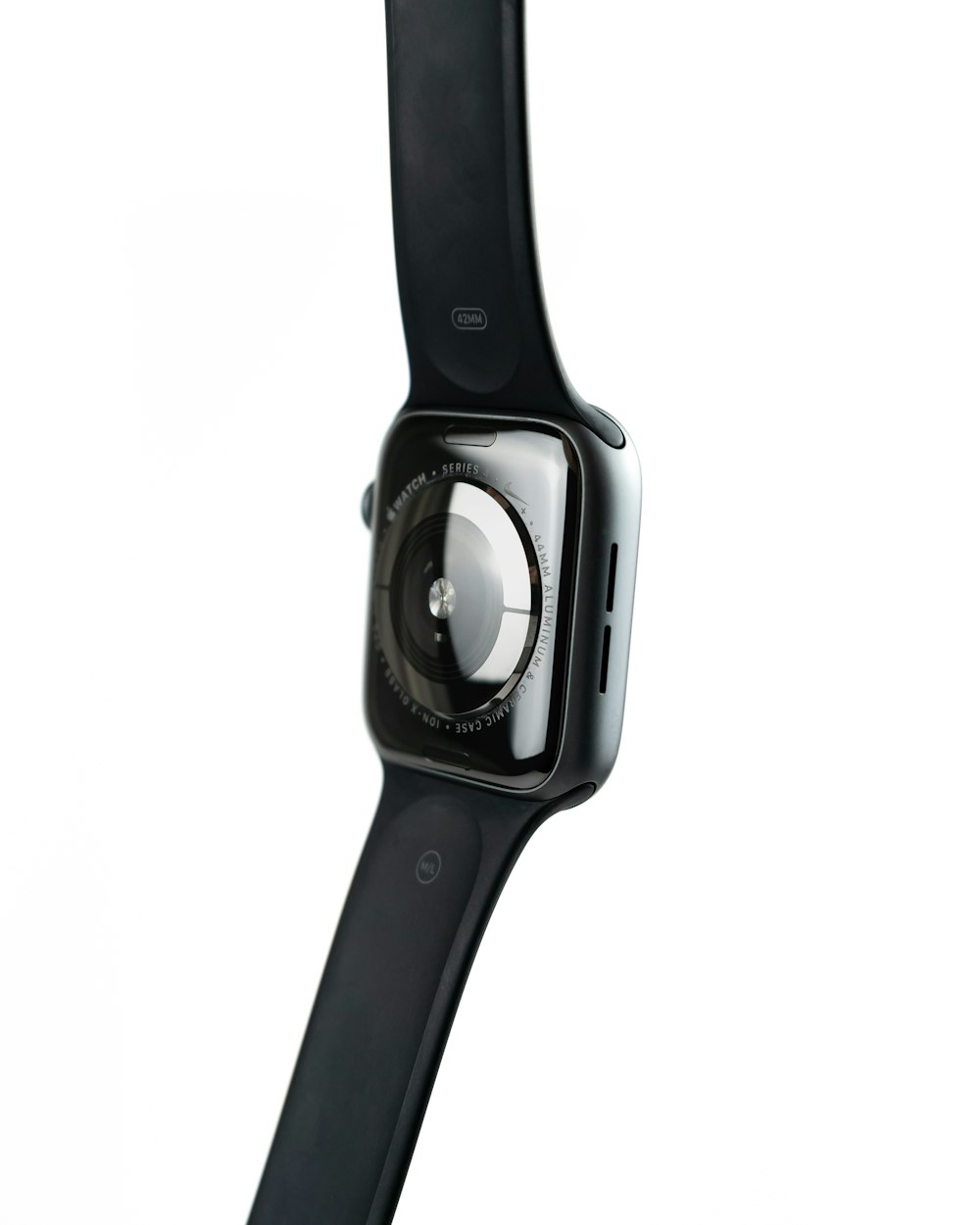 블랙 스포츠 밴드가 장착된 블랙 Apple Watch