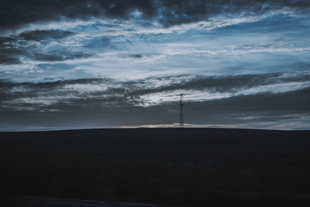 torre gris bajo el cielo azul