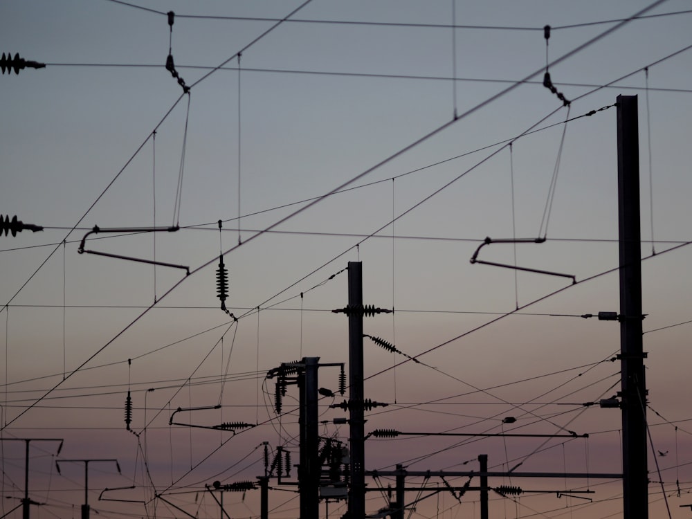 postes de cable bajo el cielo gris