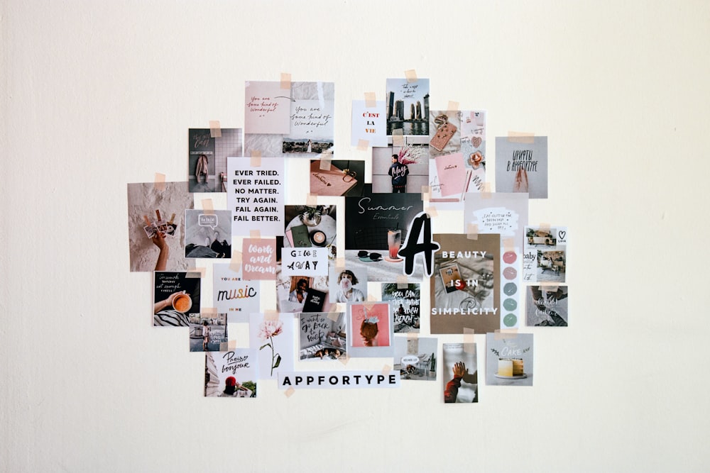 Un collage d’images et de mots sur un mur blanc