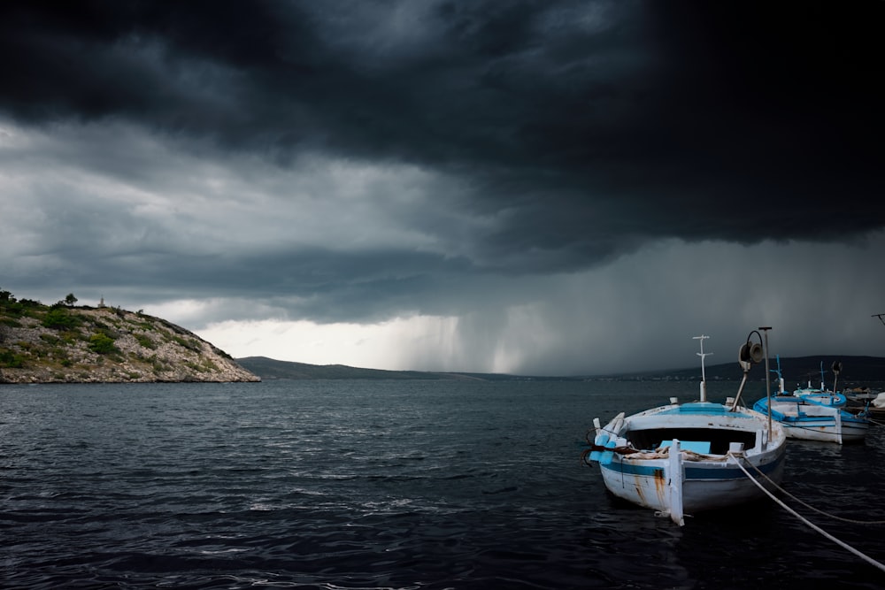 Schwarze Gewitterwolken über Booten, die am Strand vertäut sind