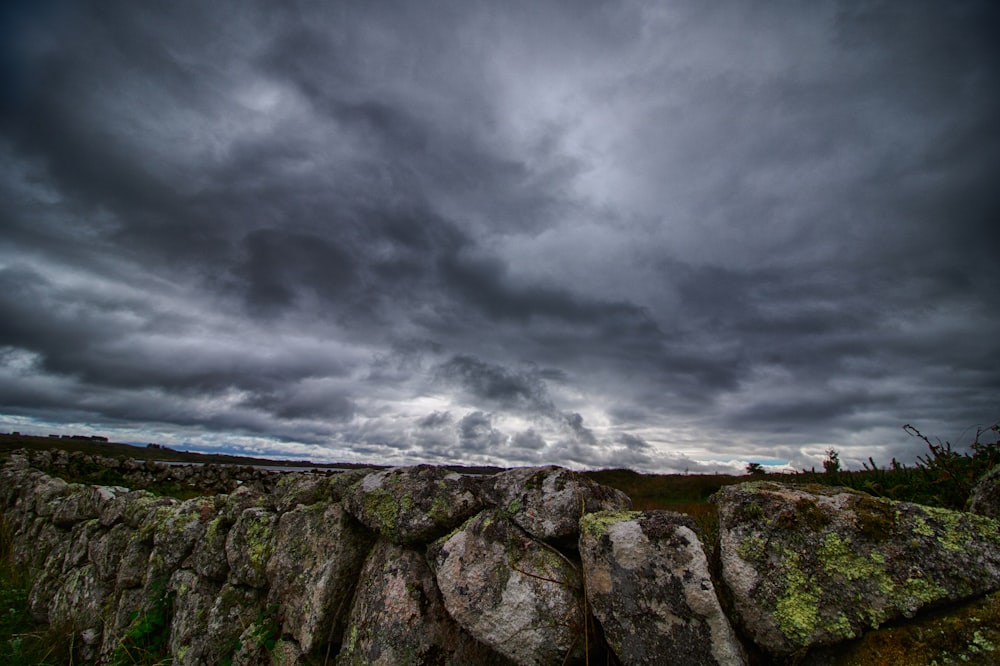 rocas bajo el cielo nublado