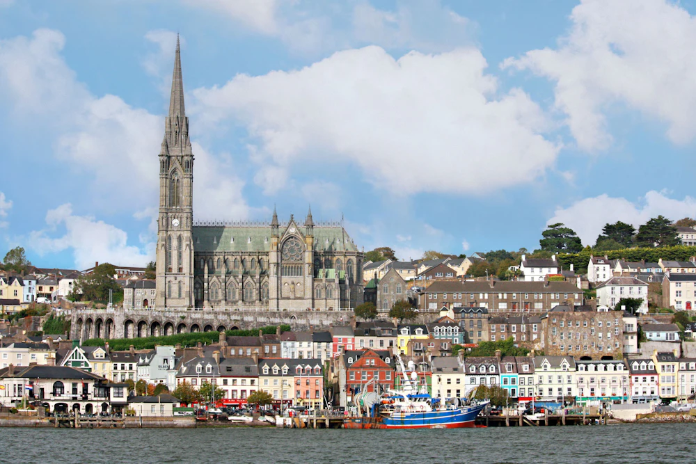 Las casas de colores y la catedral de Cobh junto a la bahía