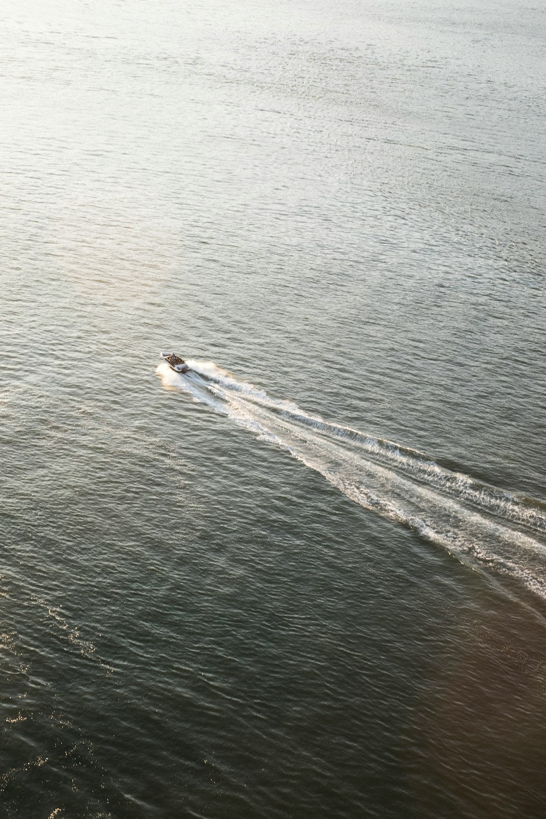 speedboat in ocean during daytime