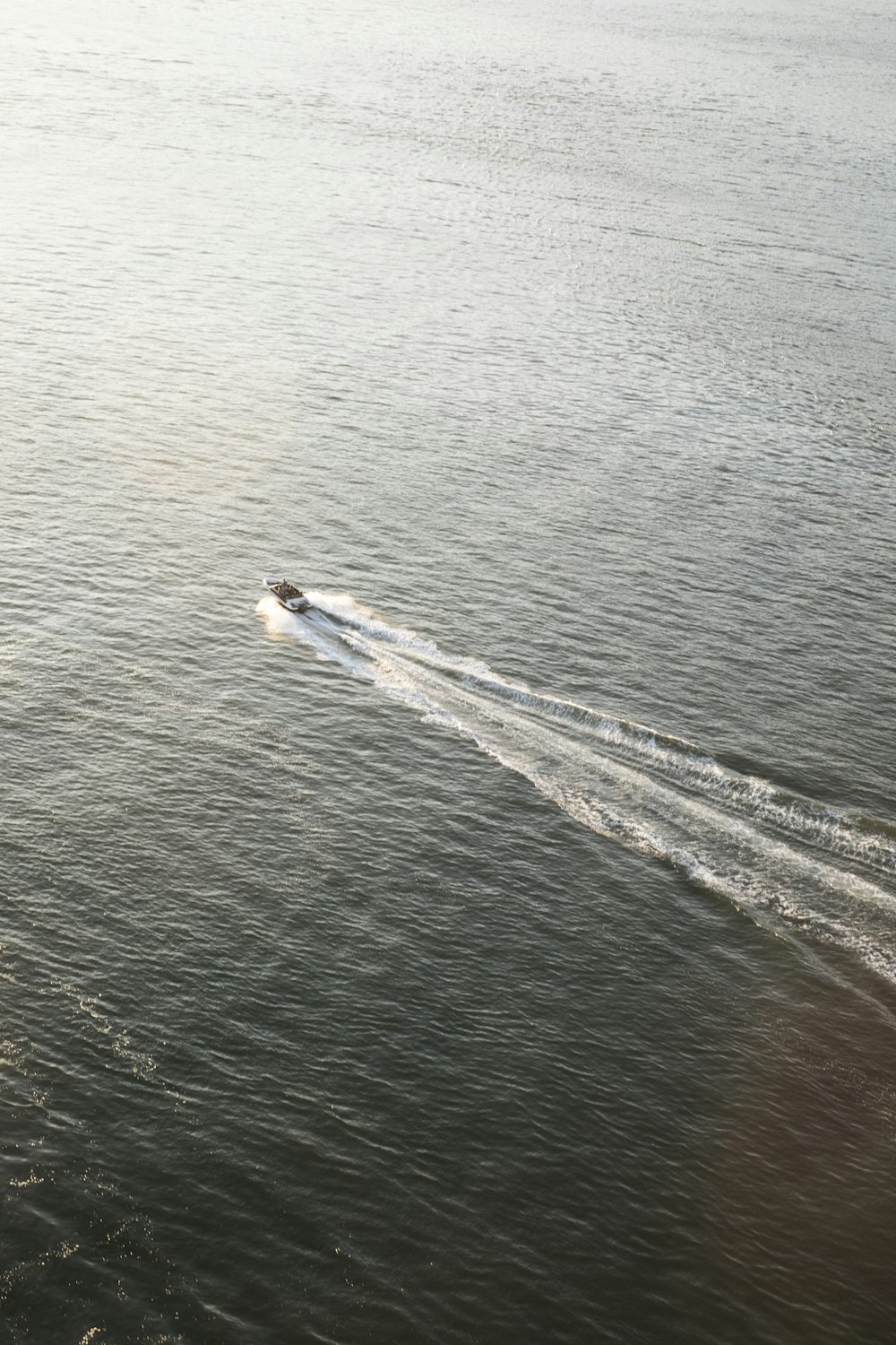 Schnellboot tagsüber auf dem Meer