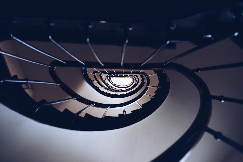 Blick auf eine Wendeltreppe von unten