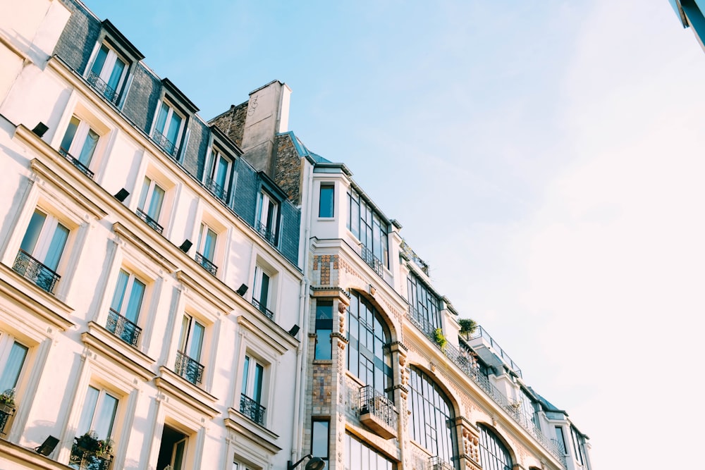 Bâtiment en béton blanc