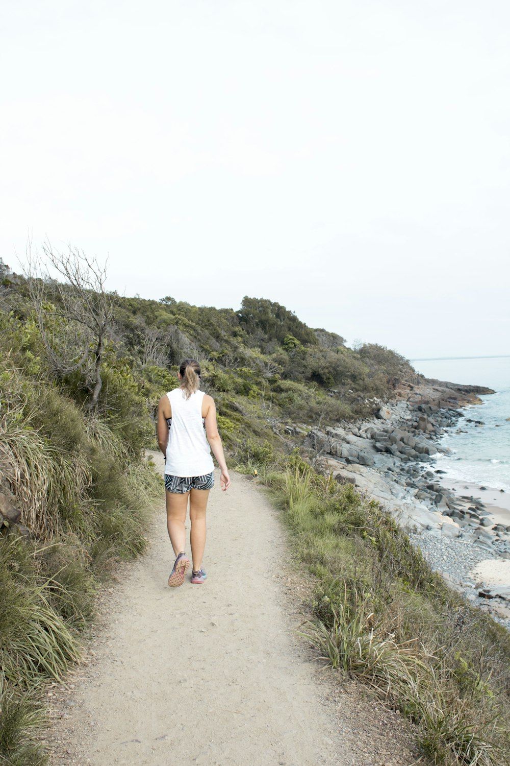 femme marchant près du bord de mer