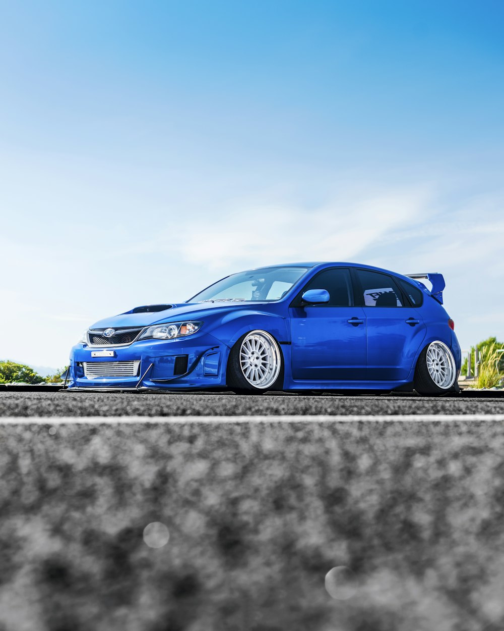 Subaru sedán azul