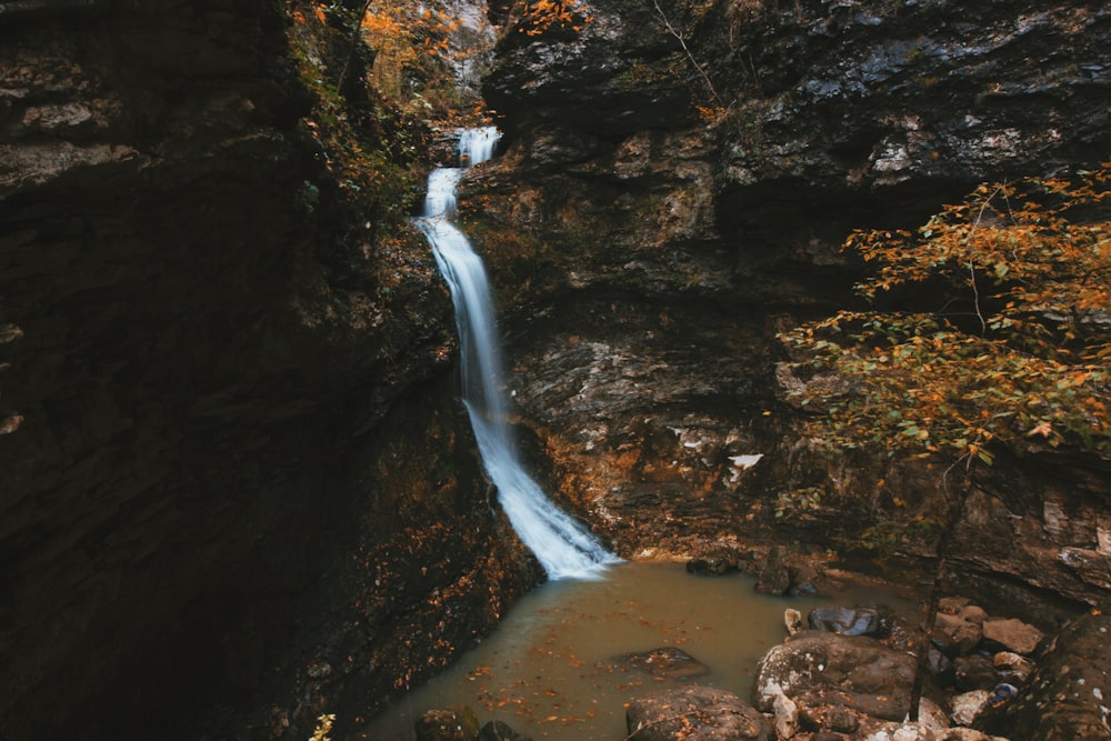fotografia di paesaggio di cascate