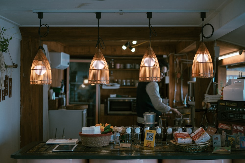 Mann kocht in der Küche