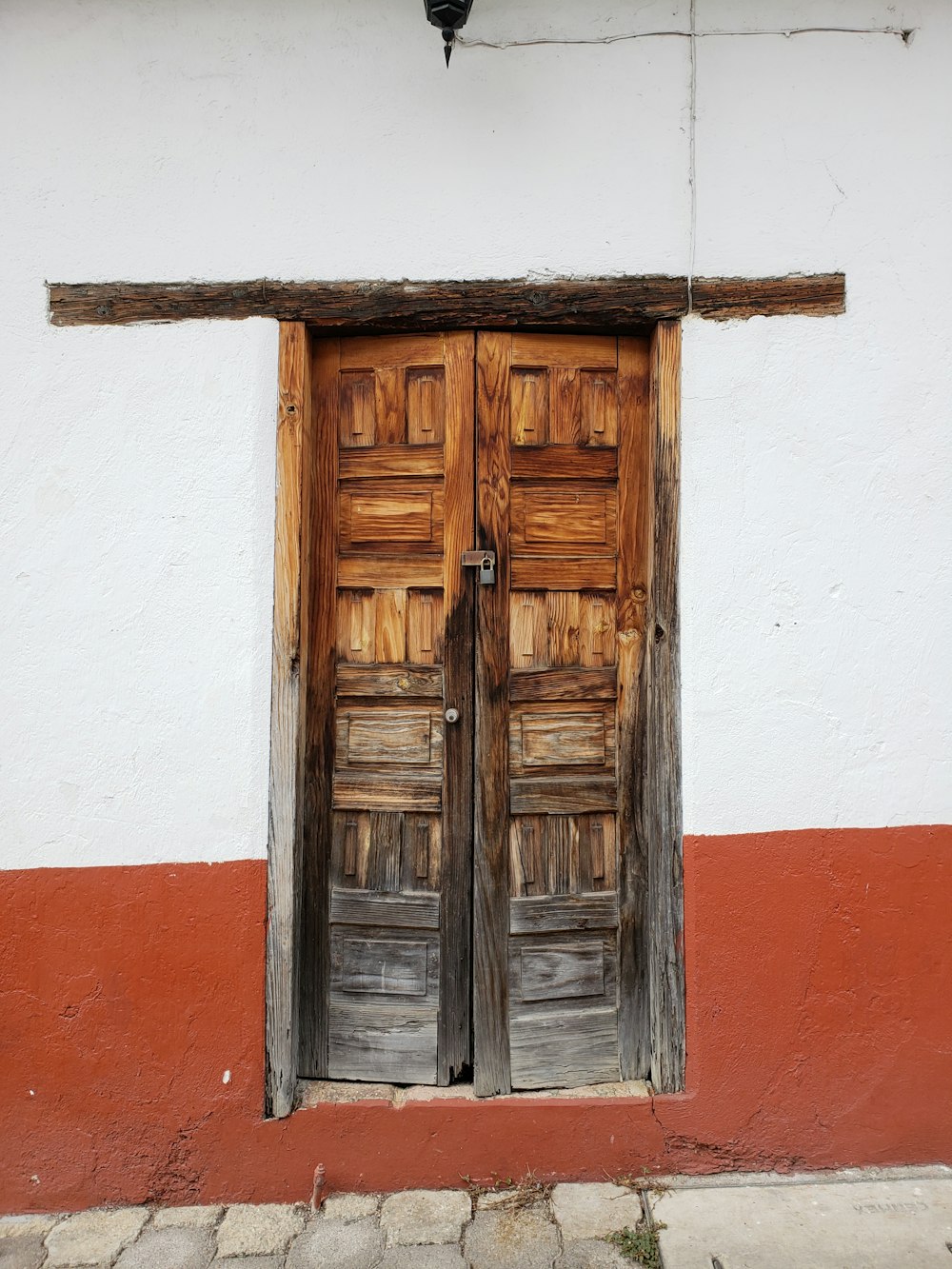 Puerta de madera marrón