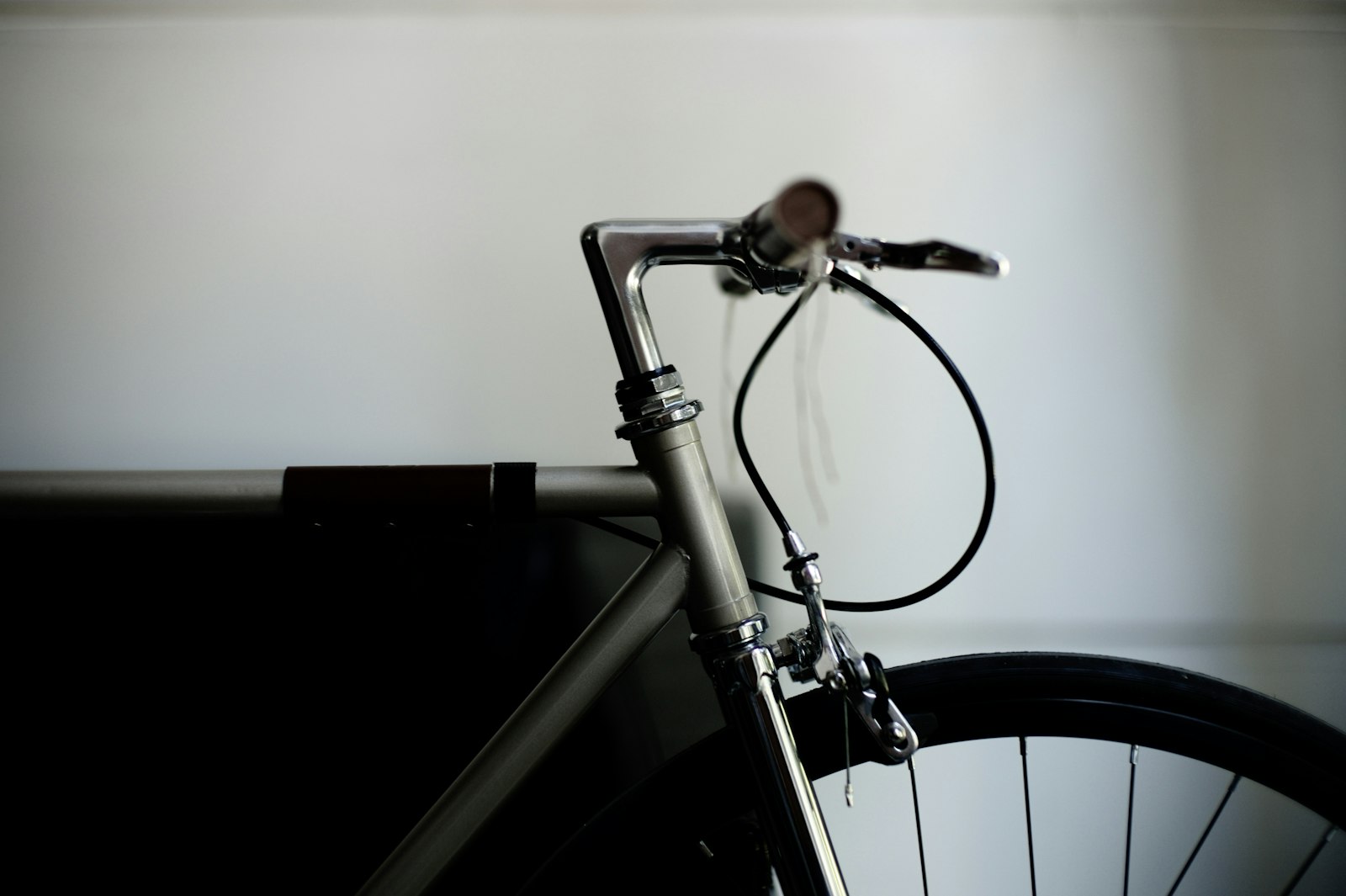 Leica M9 sample photo. Black road bicycle beside photography