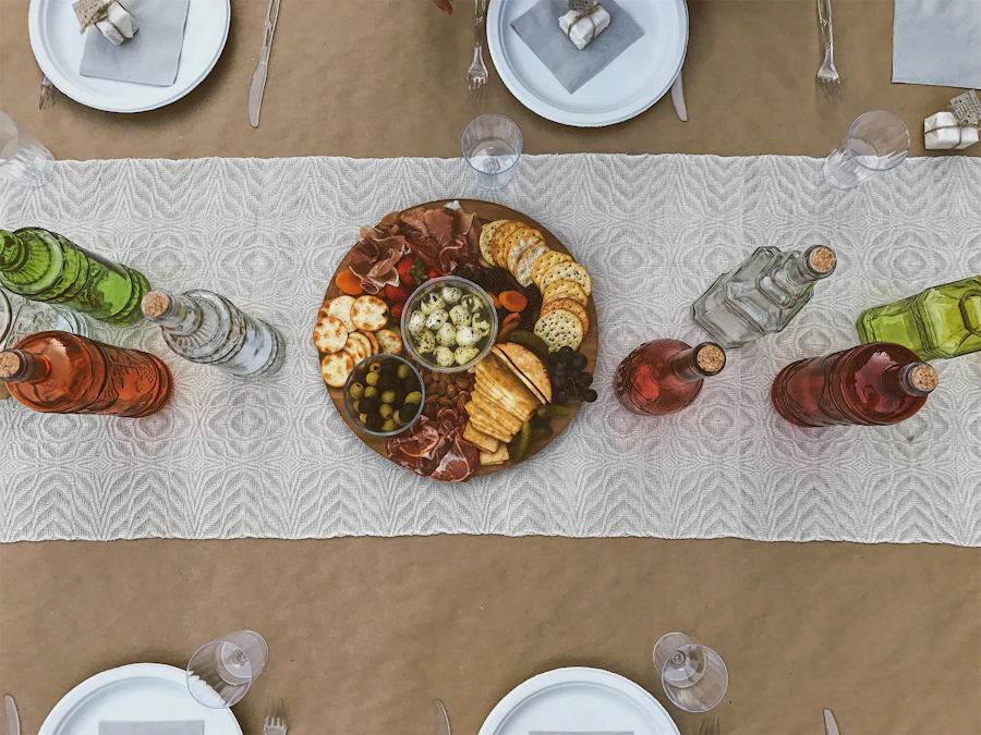 Mesa com comida, queijo e vinho