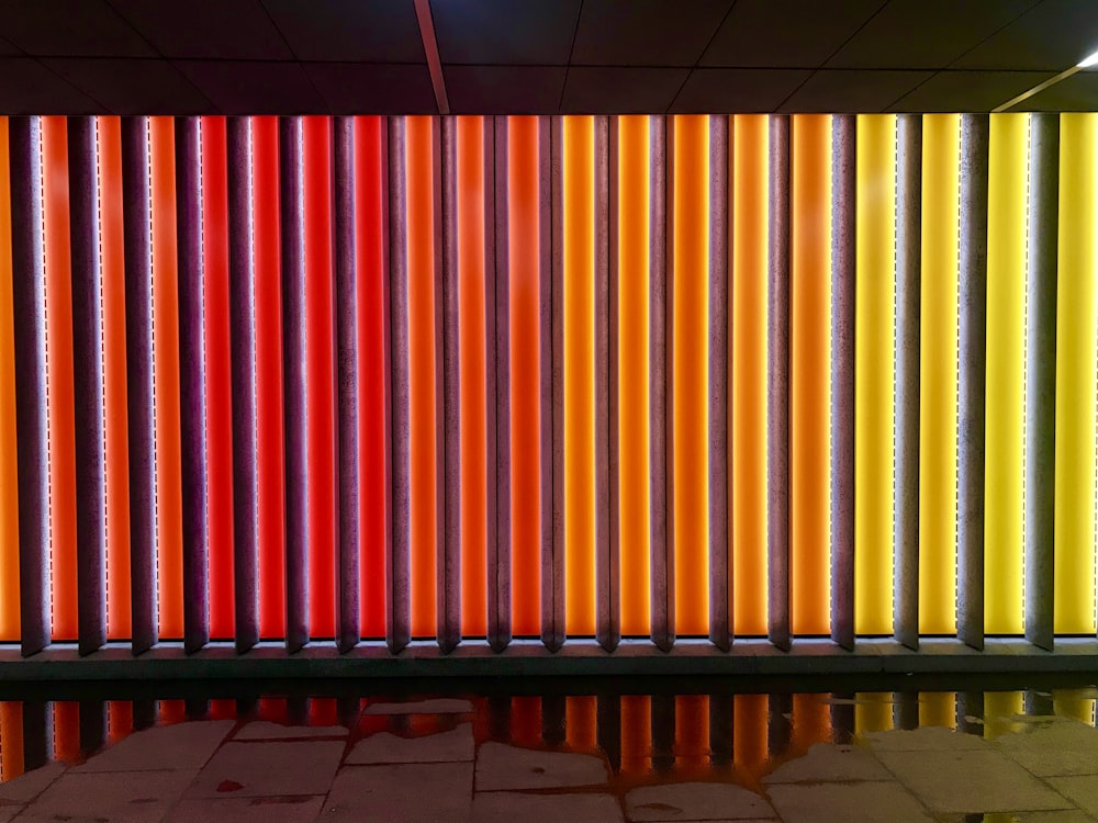 빨간색과 노란색 LED 벽