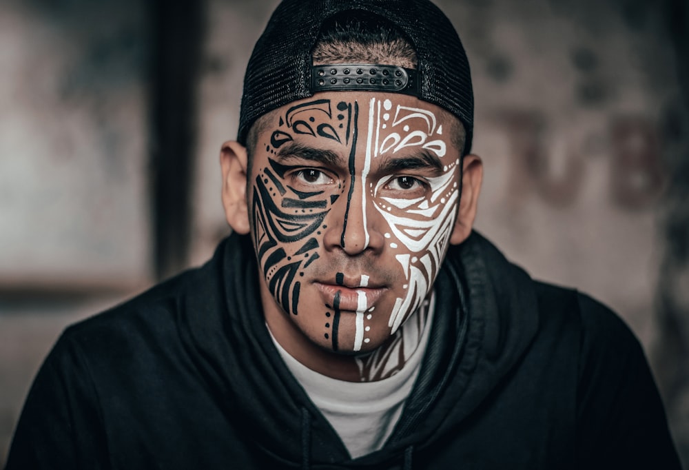 Uomo con tatuaggio faccia in bianco e nero