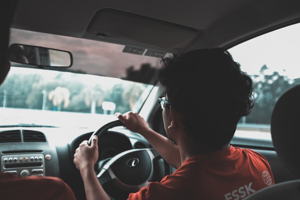 homme conduisant une voiture