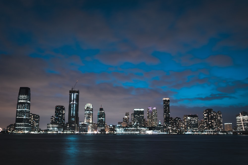 Edificios de gran altura iluminados por la noche