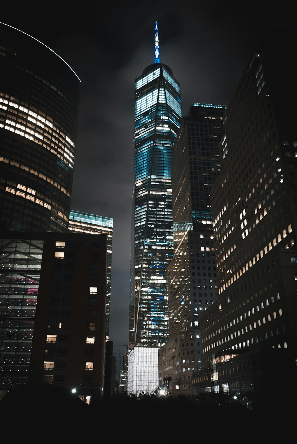 Um edifício do World Trade Center durante a noite