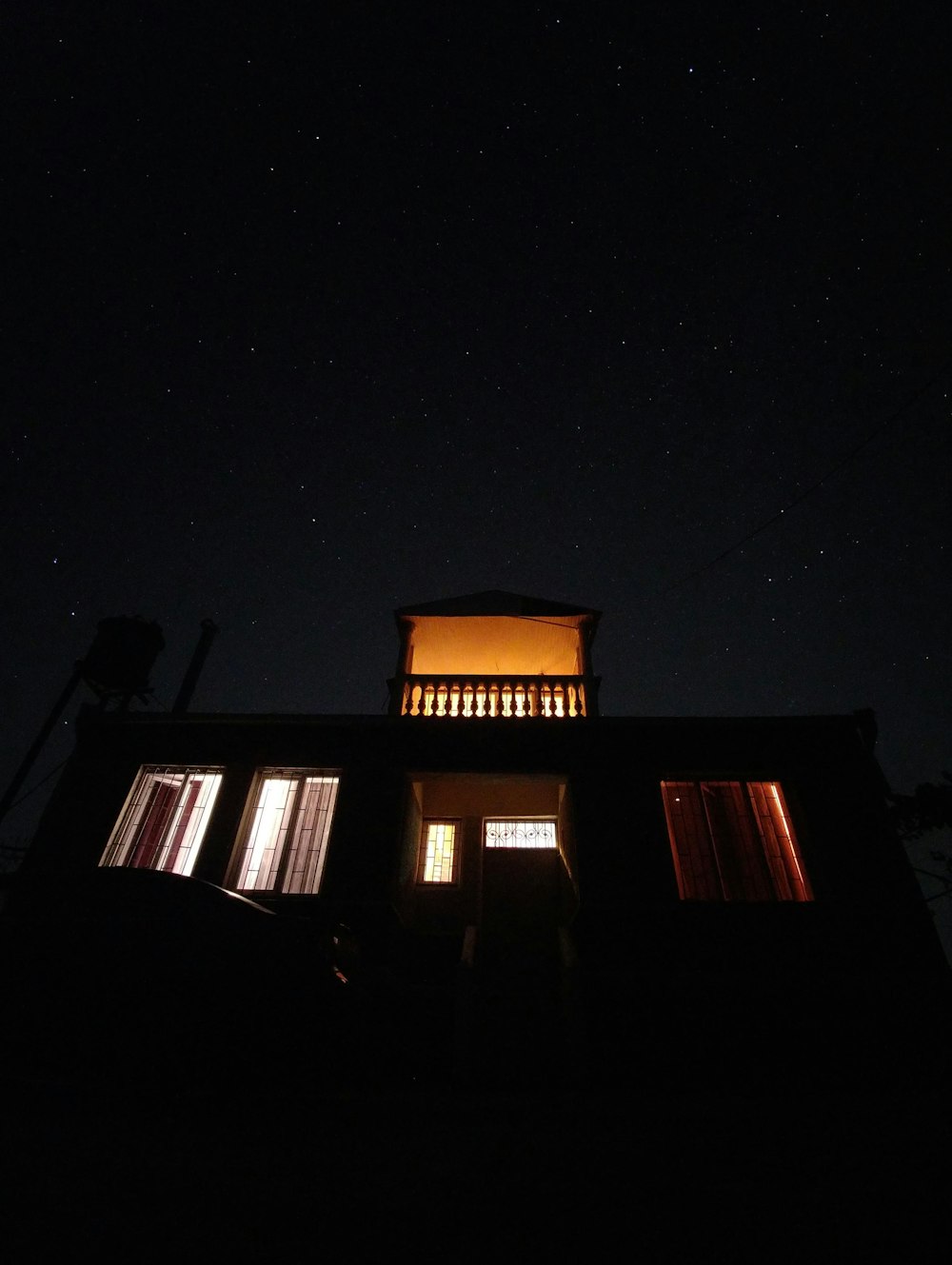 Casa iluminada por la noche