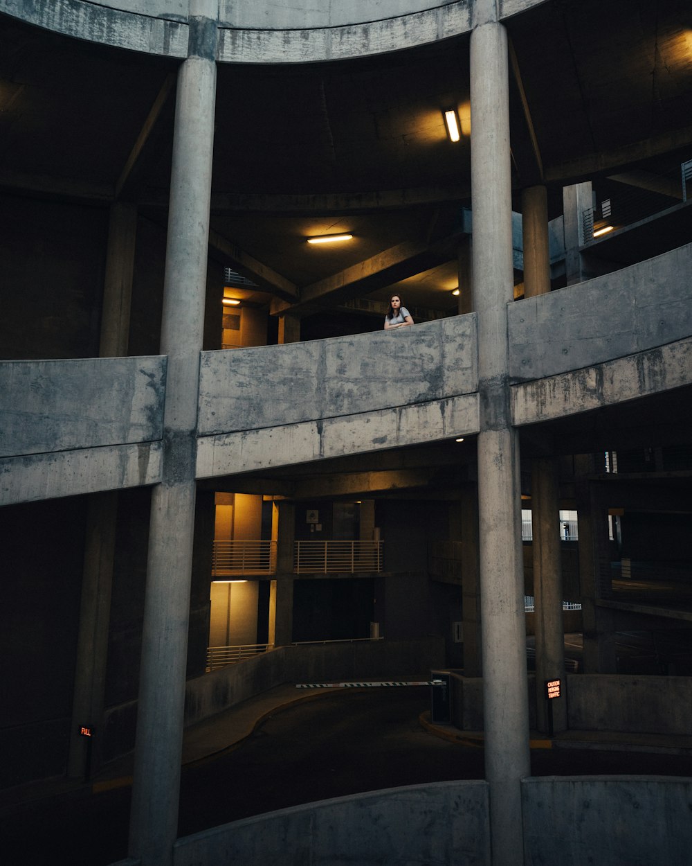 Un hombre montando una patineta en medio de un edificio