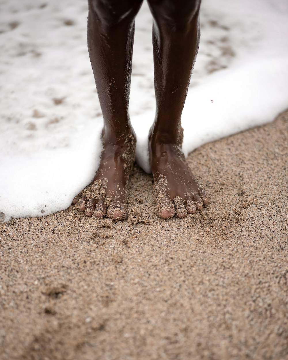 Persona in piedi in riva al mare