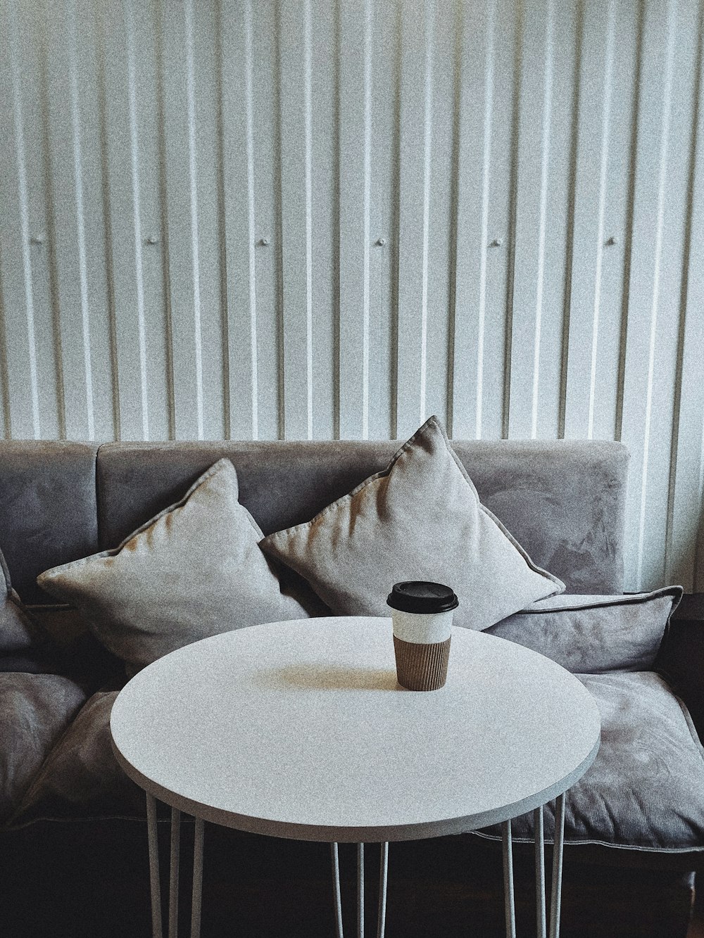 runder weißer Couchtisch aus Holz