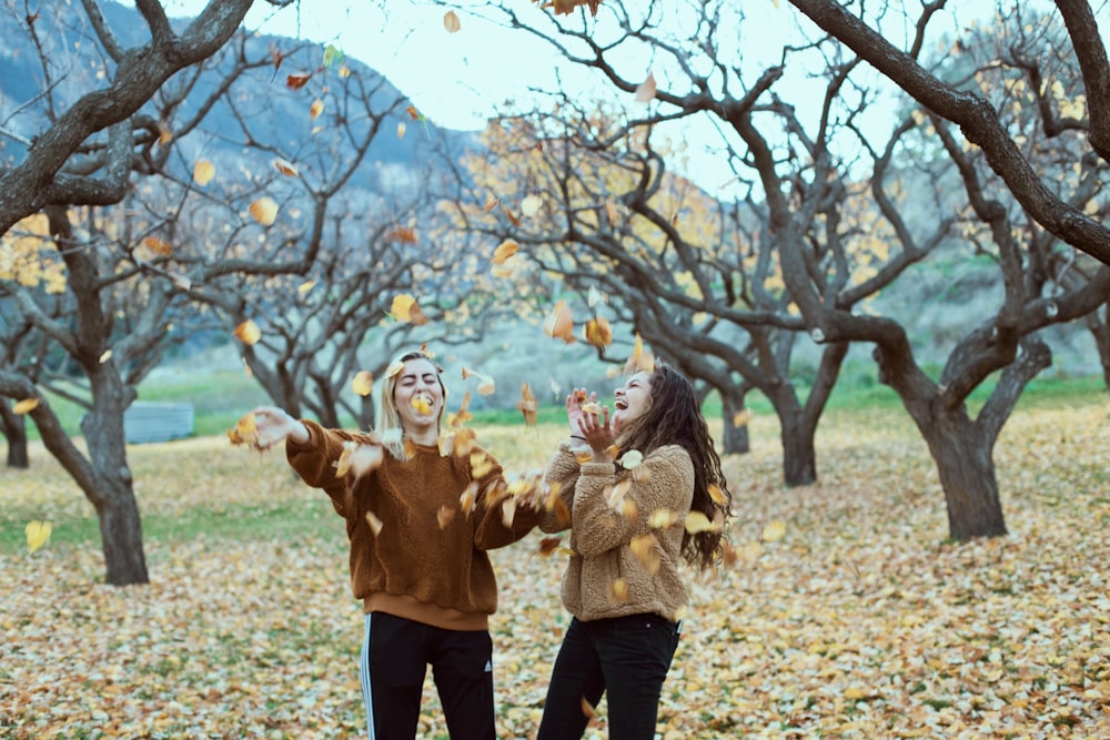 Dos mujeres sonrientes en el bosque