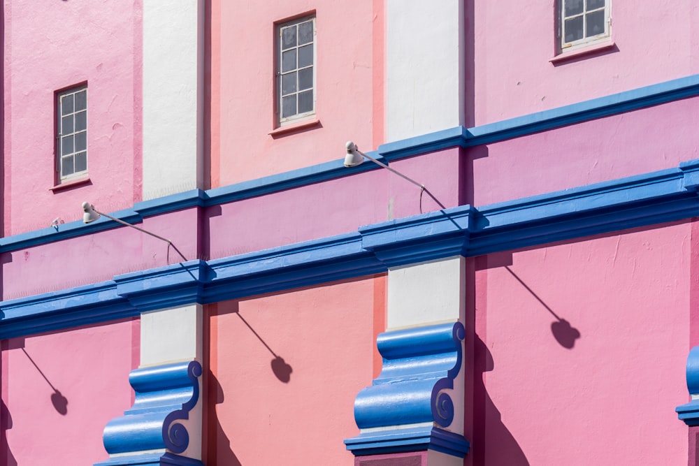 Bâtiment en béton rose et bleu