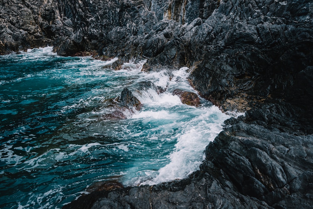 onde dell'oceano sulle rocce
