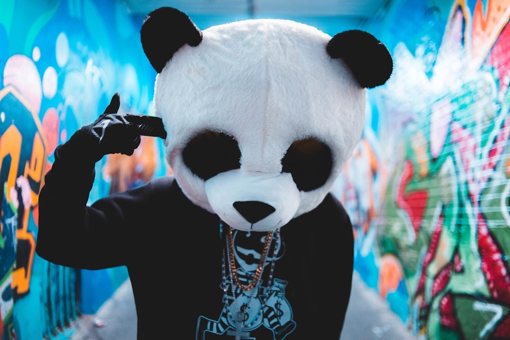 Un ours panda portant une chemise noire et blanche