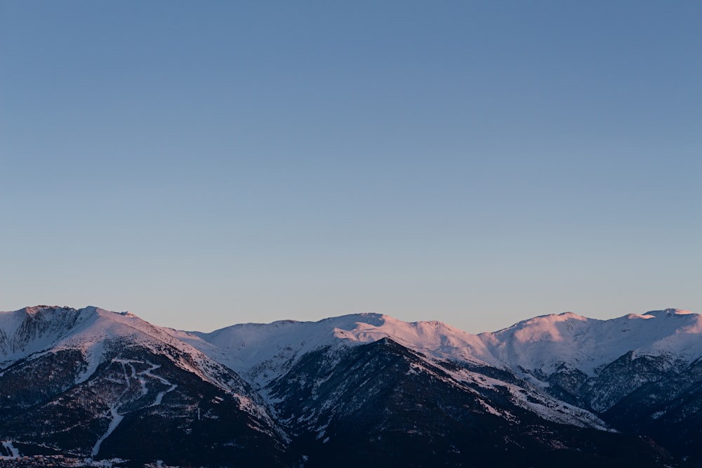 Foto de ángulo alto de montañas cubiertas de nieve