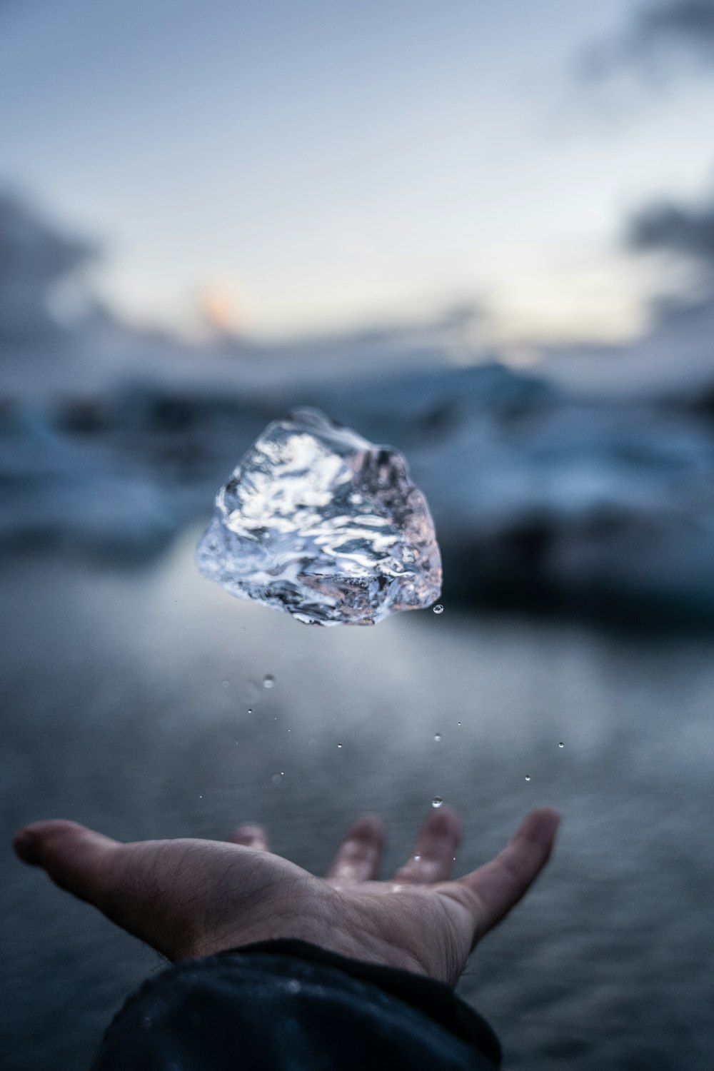 水晶石を投げる人