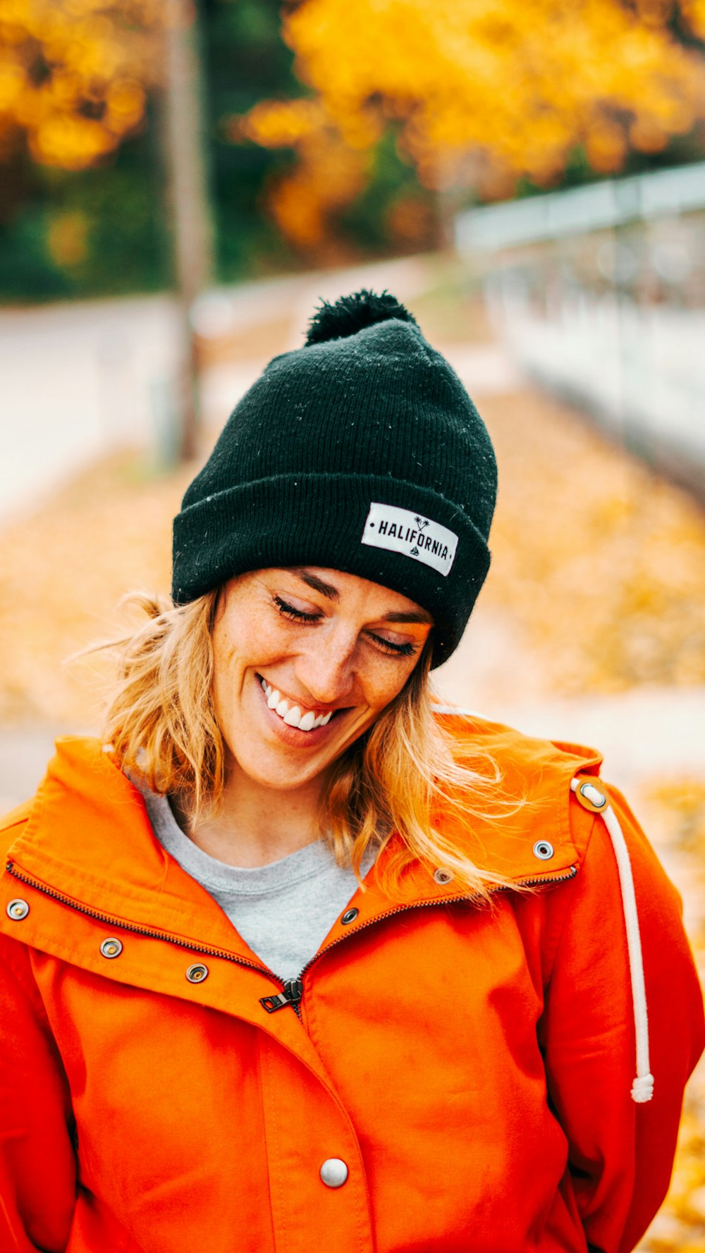 Mujer sonriente con gorro de punto negro