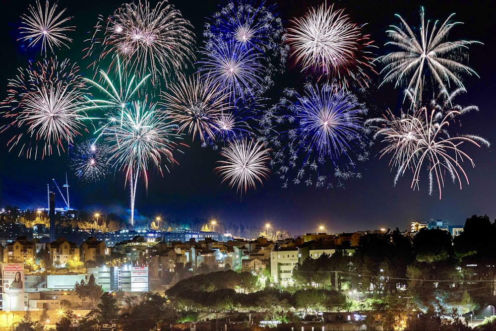 Espectáculo de fuegos artificiales por la noche