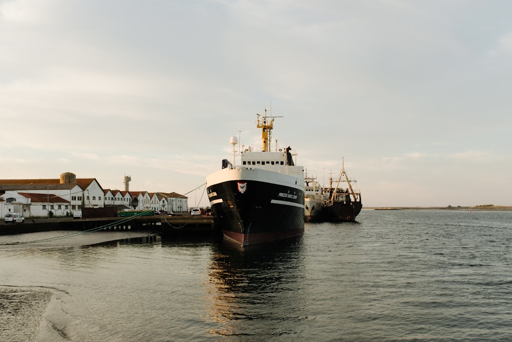 nave in bianco e nero nell'oceano