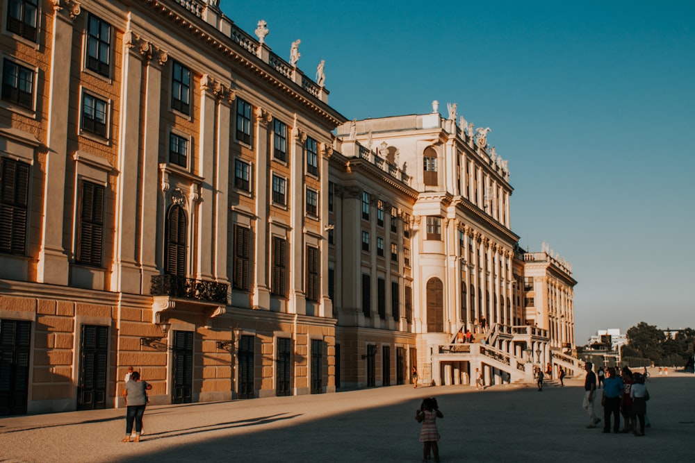 Gebäude aus beigefarbenem Beton