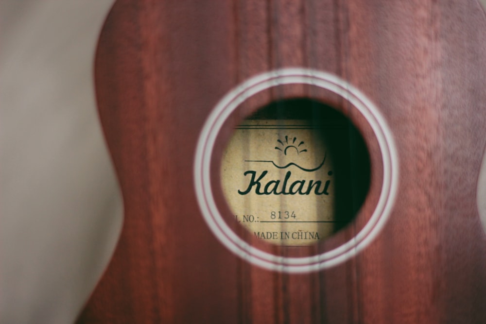 Guitarra Kalani sobre tela blanca