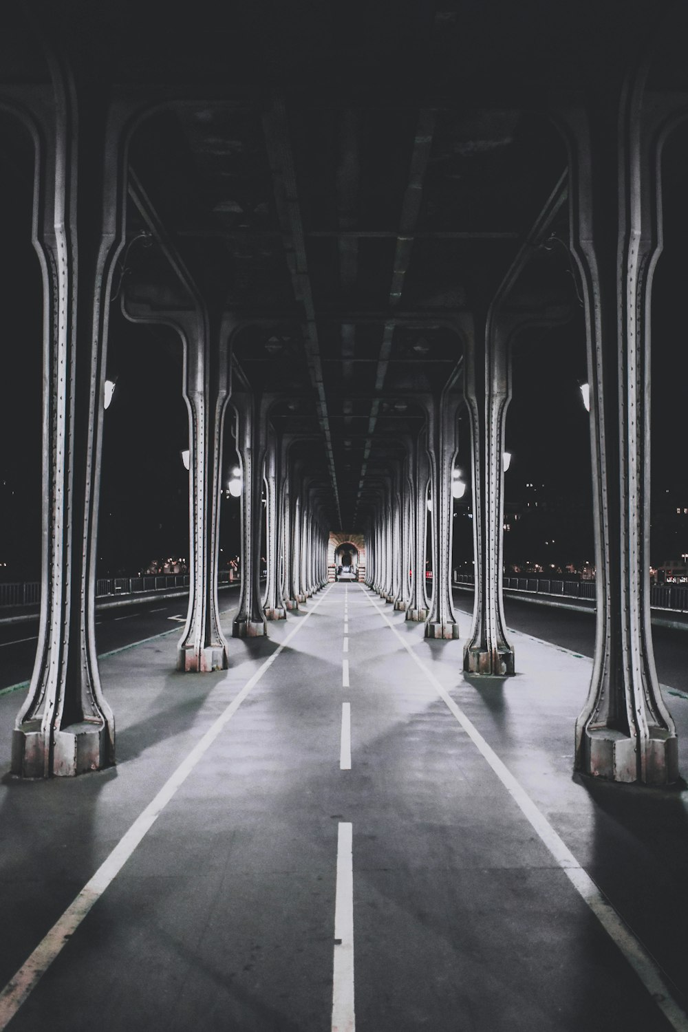 야간에는 텅 빈 도로