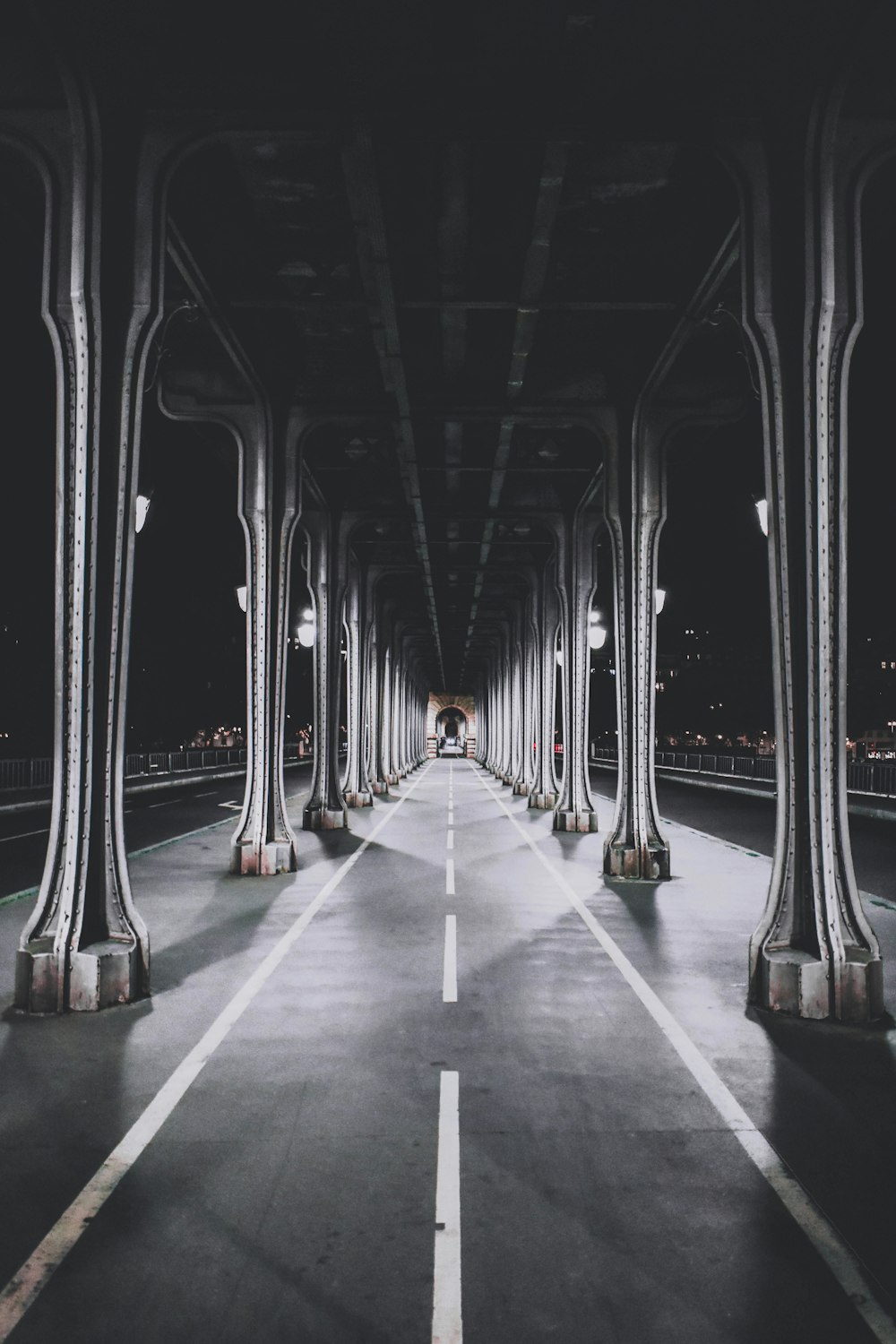 夜間の空いている道路