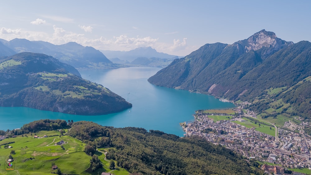 montagnes près de l’océan pendant la journée