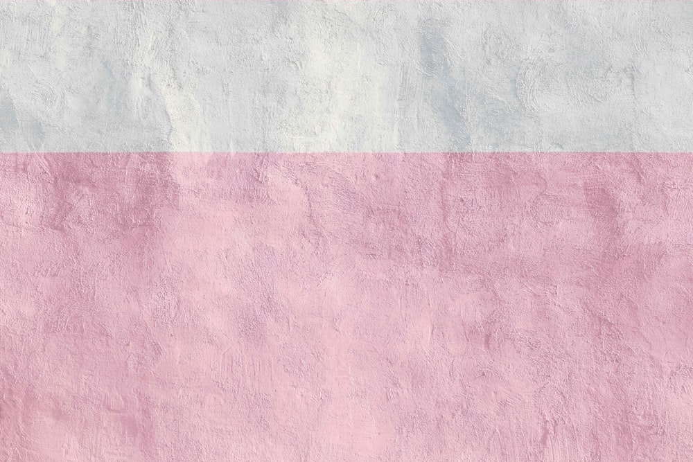 uma parede rosa e branca com uma faixa rosa e branca