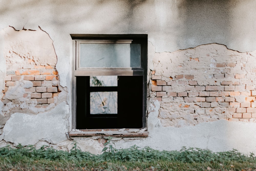 ventana abierta de vidrio marrón y transparente