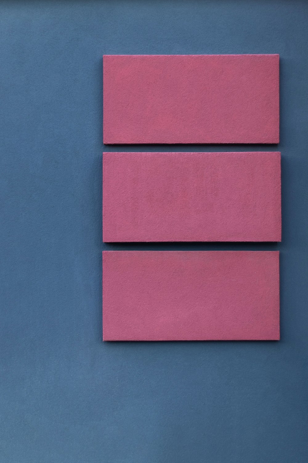 placas cor-de-rosa na superfície azul