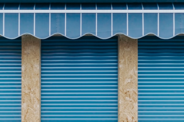 Blaue Markise über einem Fenster