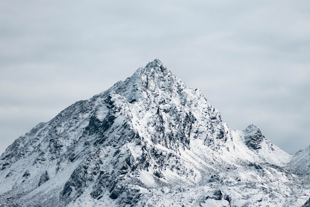 montagna coperta di nevi