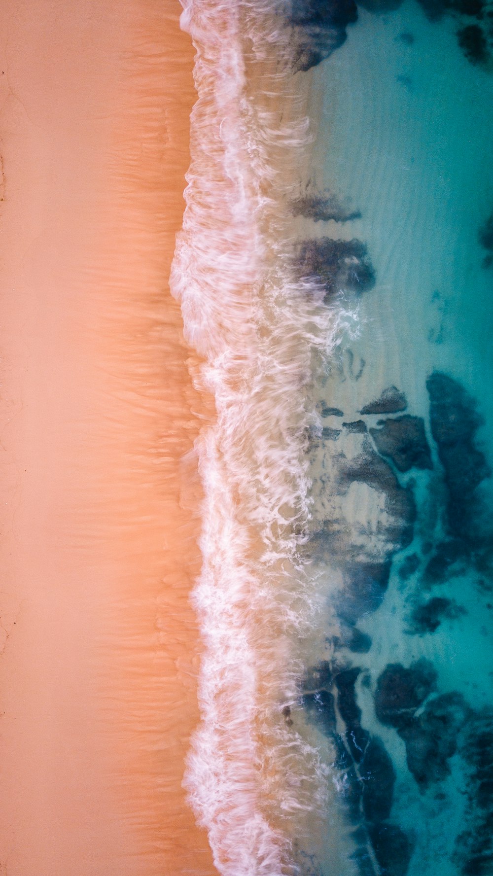 Fotografía aérea de la orilla del mar